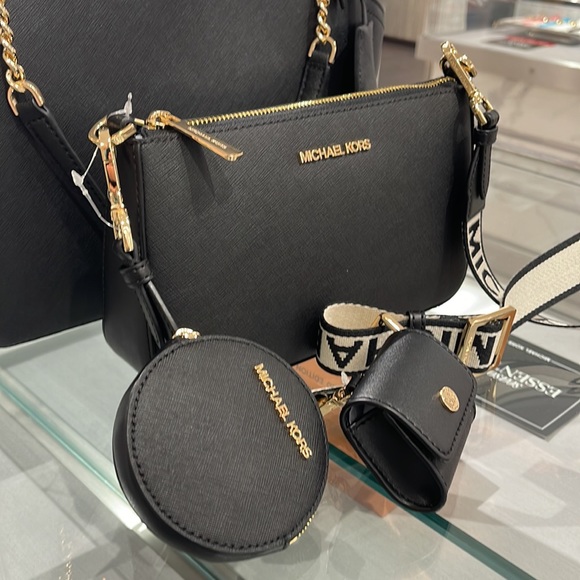 MICHAEL KORS
Jet Set Saffiano Leather Crossbody Bag with Case for Airpods Pro® - Picture 7 of 16